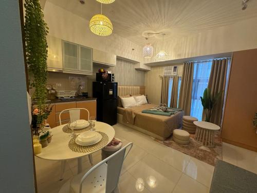 Staycation near Venice Mall mckinley taguig, Manila