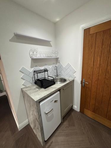 1 double bed studio with private access and parking, Plymouth (photo 10)