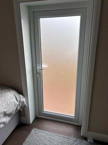 1 double bed studio with private access and parking, Plymouth (photo 9)