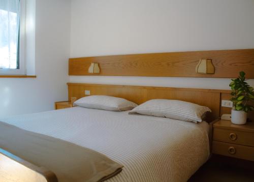 1 queen bed, 1 sofa bed