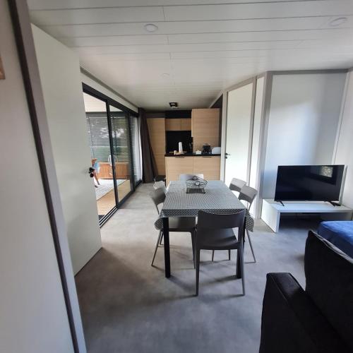 Chalet de Prestige a Agde, Residence privee avec Spa et Piscines proche plages near American Street