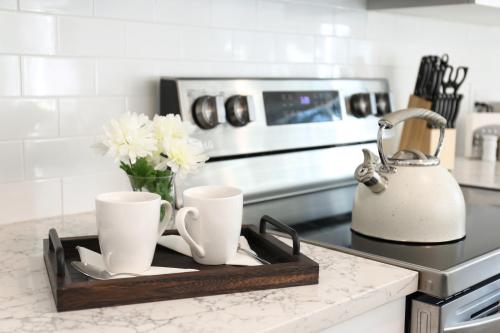 Konyha, Pool, Playset, 15 min to Pier 60 at Cove Cay Oasis in Historic Bayview