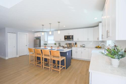 Konyha, Pool, Playset, 15 min to Pier 60 at Cove Cay Oasis in Historic Bayview