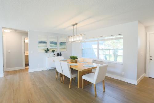 Létesítmények, Pool, Playset, 15 min to Pier 60 at Cove Cay Oasis in Historic Bayview