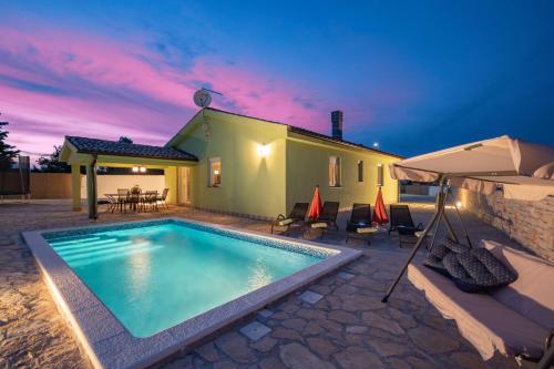 Villa Nora, a private villa with pool minutes from the beach – khách sạn tại Krmed
