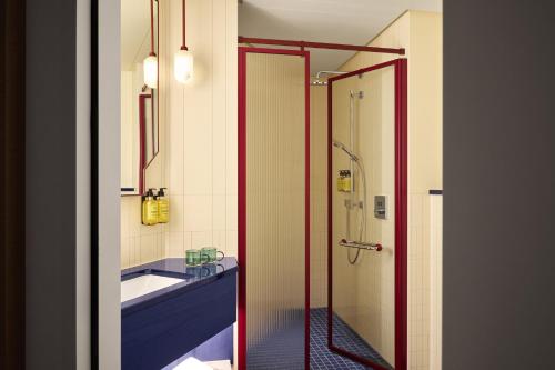 room detail thumbnail 2