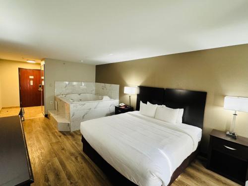 Econo Lodge Inn & Suites Monroe - image 11