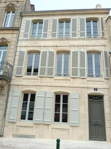Immeuble historique au pied du Château de Jonzac gîte à louer Jonzac