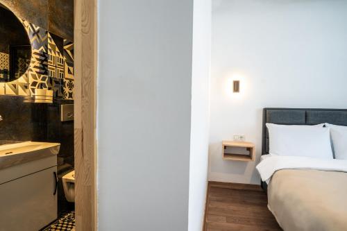 Large Double Room image 3