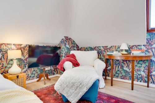 NEW The Old Smokehouse Central, Bohemian Room