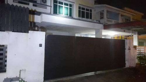 Dynamic homes stay in Falim