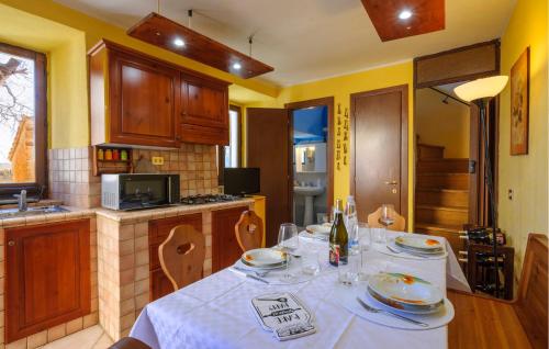 Konyha, 2 Bedroom Lovely Home In Frontale in Apiro
