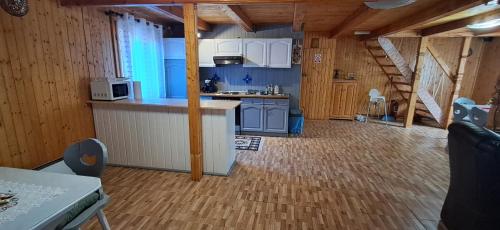 Cabana dintre vai Strungari in Sasciori