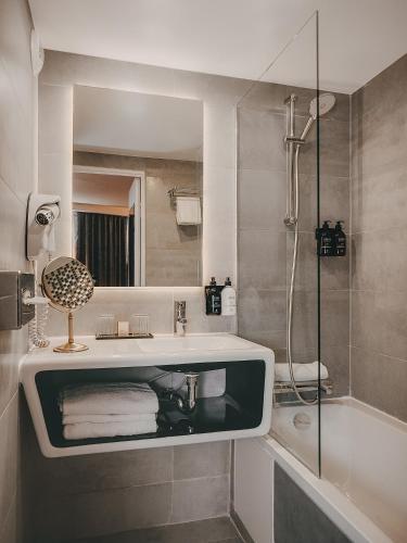 room detail thumbnail 2