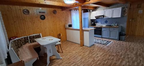 Cabana dintre vai Strungari in Sasciori