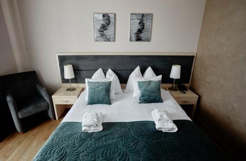 2 twin beds