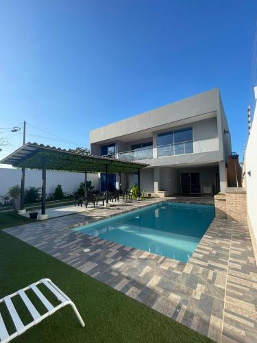 Villa Matthew - Villa de Lujo con Piscina Privada y BBQ, Cerca al Mar