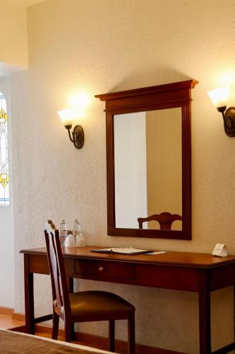 Standard Queen Room image 3