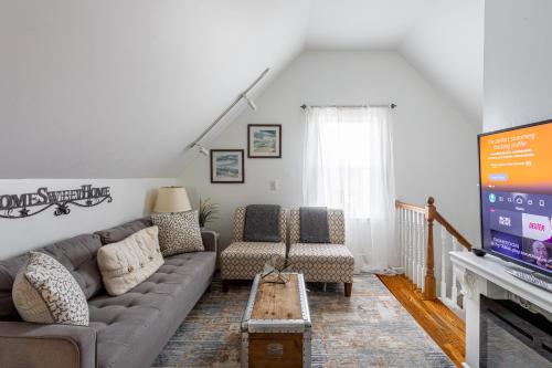 Charming 2BR Getaway with Modern Comforts in Bridgeport, USA