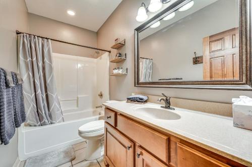 Spacious Branson West Retreat Pool and Golf Access!