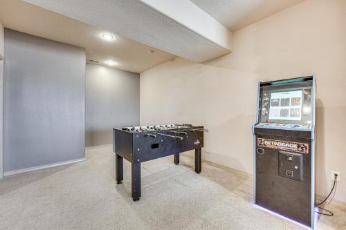 Spacious Branson West Retreat Pool and Golf Access!