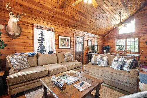 Bear Hug Lodge in Ellijay, USA