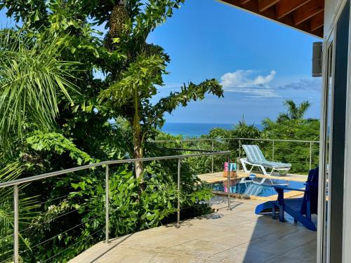 شرفة/ تراس, Spectacular Luxury Rental With Ocean Views And Private Pool in Pristine Bay