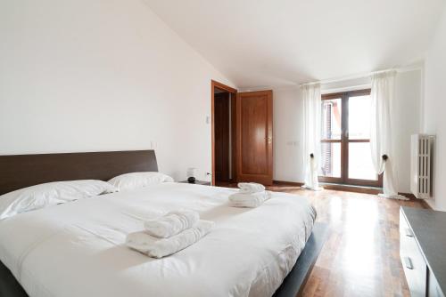 Spacious Apartment 600 mt to Metro M3 Comasina, Mediolan