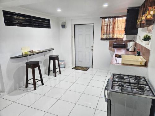 dapur, LADVILLE Apartment near Kingstown #1 in Kingstown