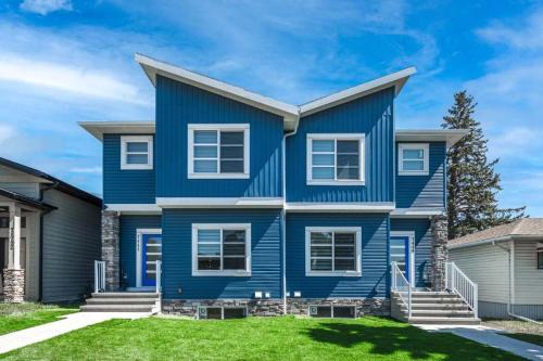 Group Stay, Sleeps 16! Near Downtown - 6BR Full Duplex, 2 Kitchens! FREE Banff Passes, Wine, Netflix, Parking!