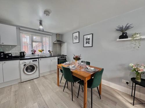 Garden 1-Bed Flat 30min to Downtown & Free Parking, Londýn
