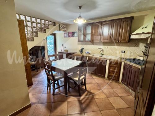 Cocina, Villa Viviana con Piscina "UnaNotteaCasaMia" in Sacrofano