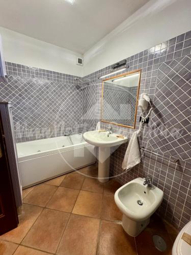 Ducha, Villa Viviana con Piscina "UnaNotteaCasaMia" in Sacrofano
