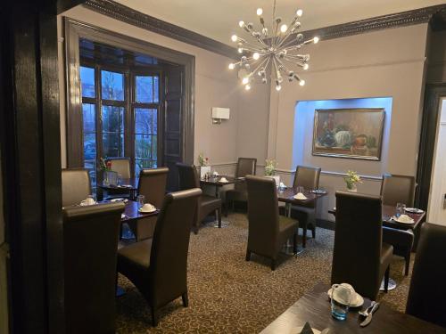 Queens Court Hotel - image 2