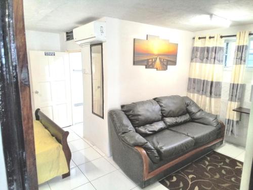 Bilik Mandi, LADVILLE Apartment near Kingstown #1 in Kingstown