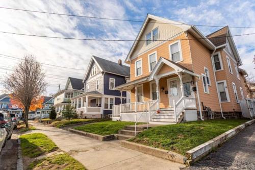Revamped 3BR Apt with Easy Check-In Family-Friendly thumb 2