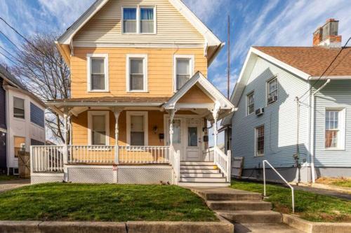 Revamped 3BR Apt with Easy Check-In Family-Friendly thumb 3