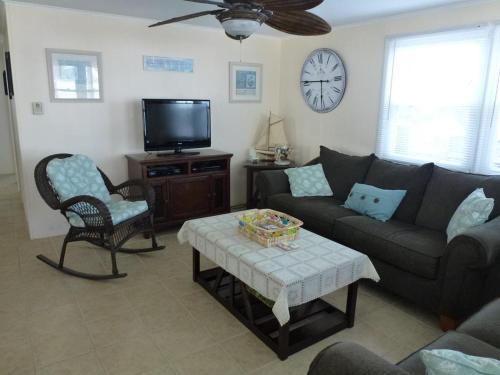 Ocean Block, Brant Beach, Wifi, Covered Porch, Washer Dryer, 3 Bedroom-Just Walk Up A Few House Leng in Beach Haven (NJ)
