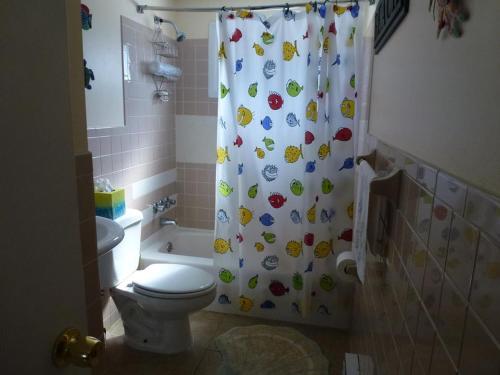 Bathroom, Ocean Block, Brant Beach, Wifi, Covered Porch, Washer Dryer, 3 Bedroom-Just Walk Up A Few House Leng in Beach Haven (NJ)