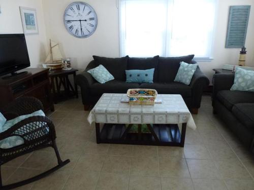 Ocean Block, Brant Beach, Wifi, Covered Porch, Washer Dryer, 3 Bedroom-Just Walk Up A Few House Leng in Beach Haven (NJ)