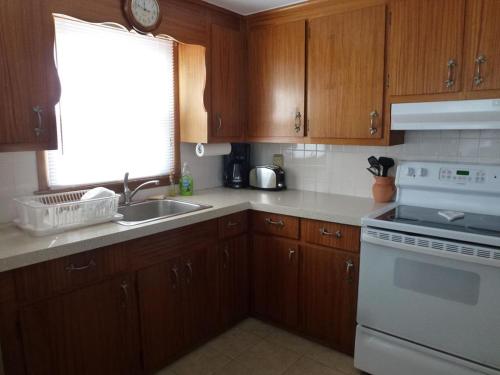 Kitchen, Ocean Block, Brant Beach, Wifi, Covered Porch, Washer Dryer, 3 Bedroom-Just Walk Up A Few House Leng in Beach Haven (NJ)