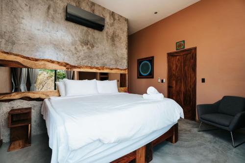 662716591 Alaya Yoga & Surf & Retreat