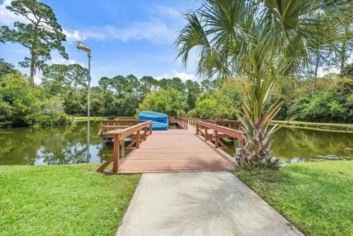Tranquil Oasis- Fish Pond & Private Island Access