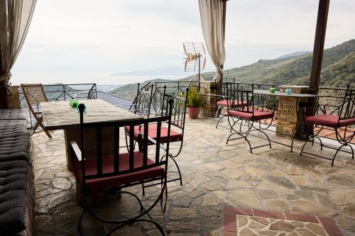 TERPOU StoneHouse and Suites Deluxe Family Suite in Agios Vlasios