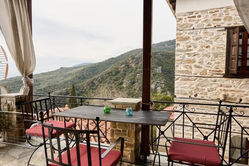 TERPOU StoneHouse and Suites Deluxe Family Suite in Agios Vlasios