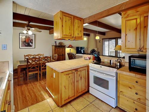 Artist Road #30 2 Bedrooms Fireplace Pool Access Washer/Dryer Sleeps 4 - image 2