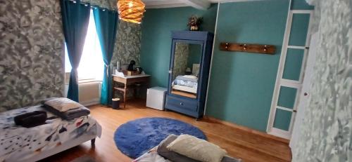 1 queen bed, 2 twin beds