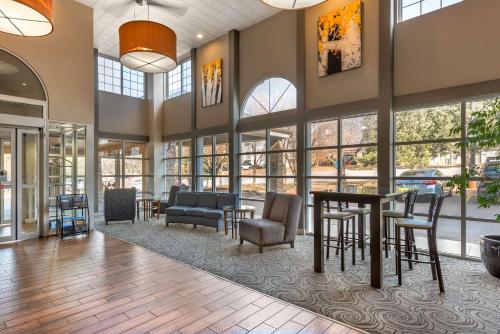 Empfangshalle, Best Western Plus Peak Vista Inn & Suites near Pro Rodeo Ruhmeshalle