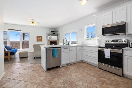Lake Overlook-Gorgeous Beaver Lake Views-Game Room in Lost Bridge Village (AR)