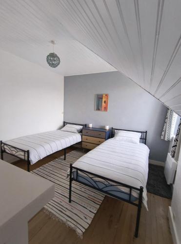 Three Bedroom Breton Cottage in โปลเนเวซ-ดู-ฟายู